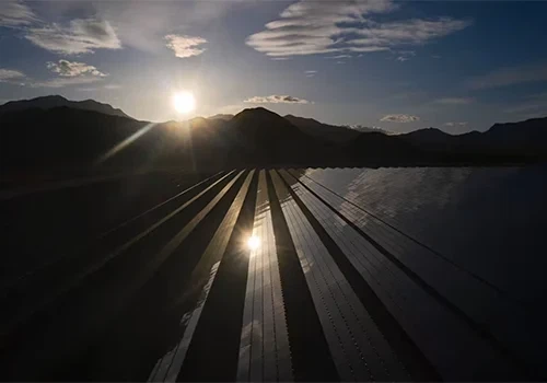 Prvi Solar dionice padaju kao tarifa i problemi potražnje